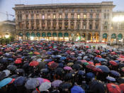 25mila sotto la pioggia per dire "Milano non si lega". Le Sardine nuotano e si prendono piazza Duomo. Roberto Saviano: "Una piazza non contro, ma per i diritti". Mattia Santori, fondatore del movimento: "Restiamo lontani dalla politica ma saremo sempre più nelle piazze".