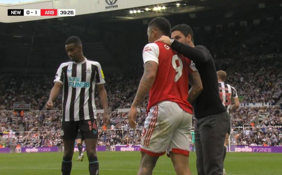 Mikel Arteta instructs Gabriel Jesus - Arsenal's time-wasting at Newcastle fully documented - Arsenal.com