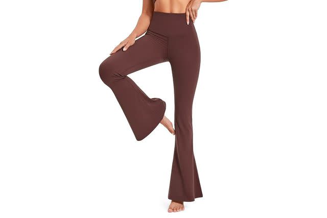 Found the perfect yoga pants for fall (better than the align ones IMO).  Bringing back high school vibes with the Ugg boots and yoga pants