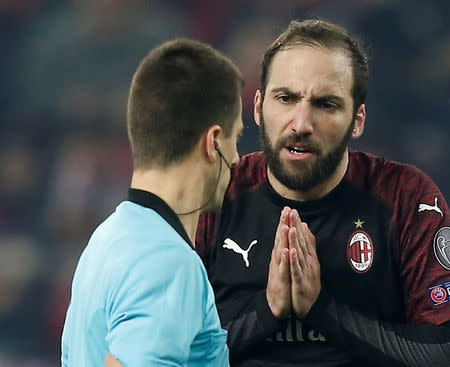FILE PHOTO: Soccer Football - Europa League - Group Stage - Group F - Olympiacos v AC Milan - Karaiskakis Stadium, Piraeus, Greece - December 13, 2018 AC Milan's Gonzalo Higuain appeals to referee Benoit Bastien after he awarded a penalty to Olympiacos REUTERS/Costas Baltas