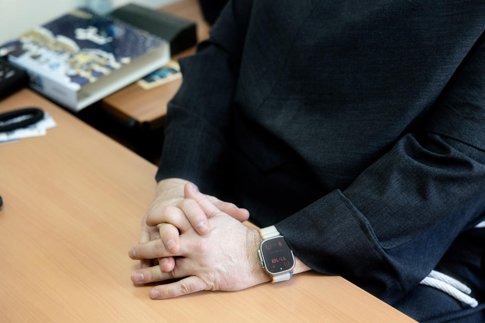 El fraile franciscano Paolo Benanti muestra su reloj Apple Watch en su oficina de la Pontificia Universidad Gregoriana, en Roma, el 29 de enero de 2024. (Alessandro Penso/The New York Times)