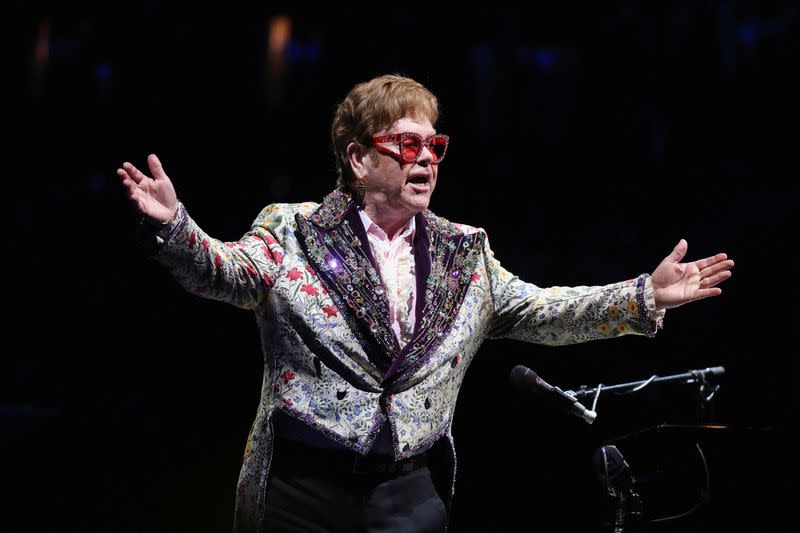 FOTO DE ARCHIVO. Elton John actúa mientras vuelve a completar su gira Farewell Yellow Brick Road Tour desde que se pospuso debido a las restricciones de la enfermedad del coronavirus (COVID-19) en 2020, en Nueva Orleans, Luisiana, Estados Unidos