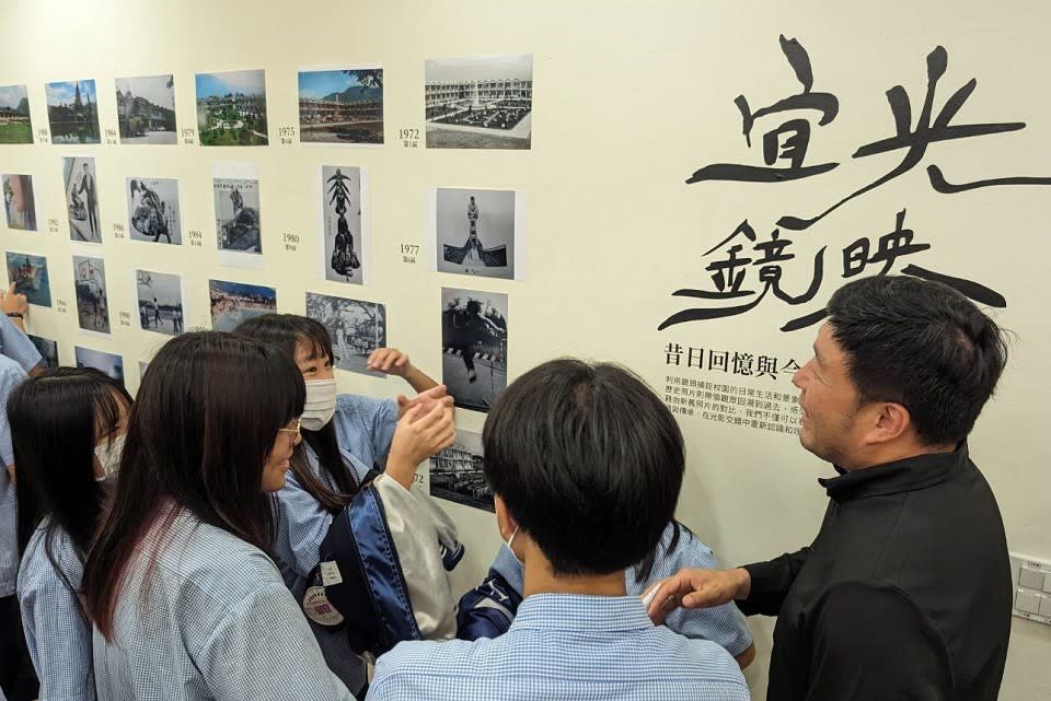 校長(右)向學生介紹校園歷史