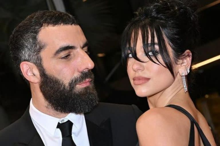 Dua Lipa en el Festival de Cannes junto a su pareja, el director Romain Gavras