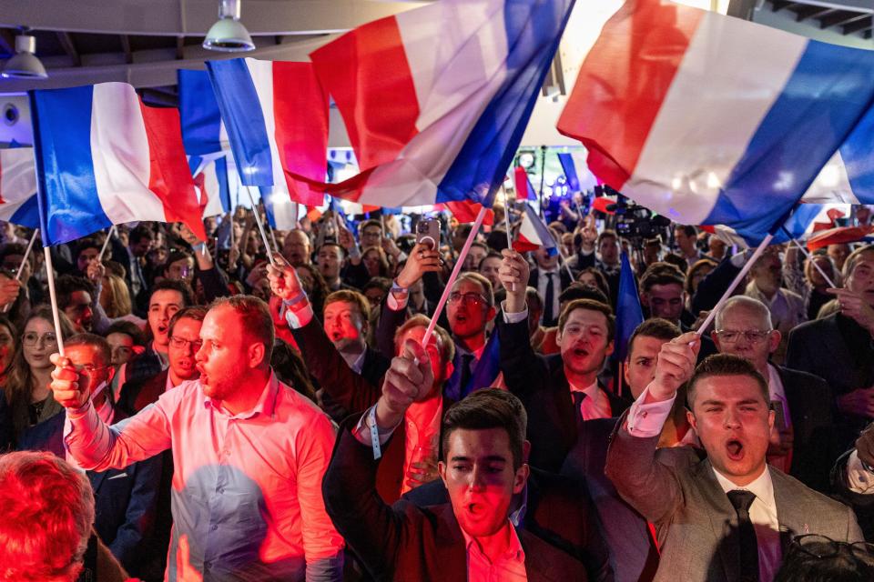 Seguidores de Agrupación Nacional, el partido de Marine Le Pen, celebran el triunfo. 