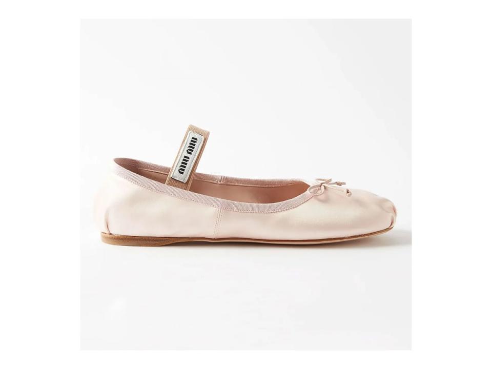 Ballerines en satin à 550 £ de Miu Miu (Miu Miu)