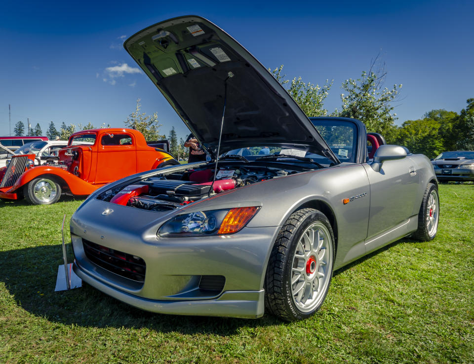 以美規車型為例，AP1前期型的S2000在頭燈具有大面積的黃色反光片。