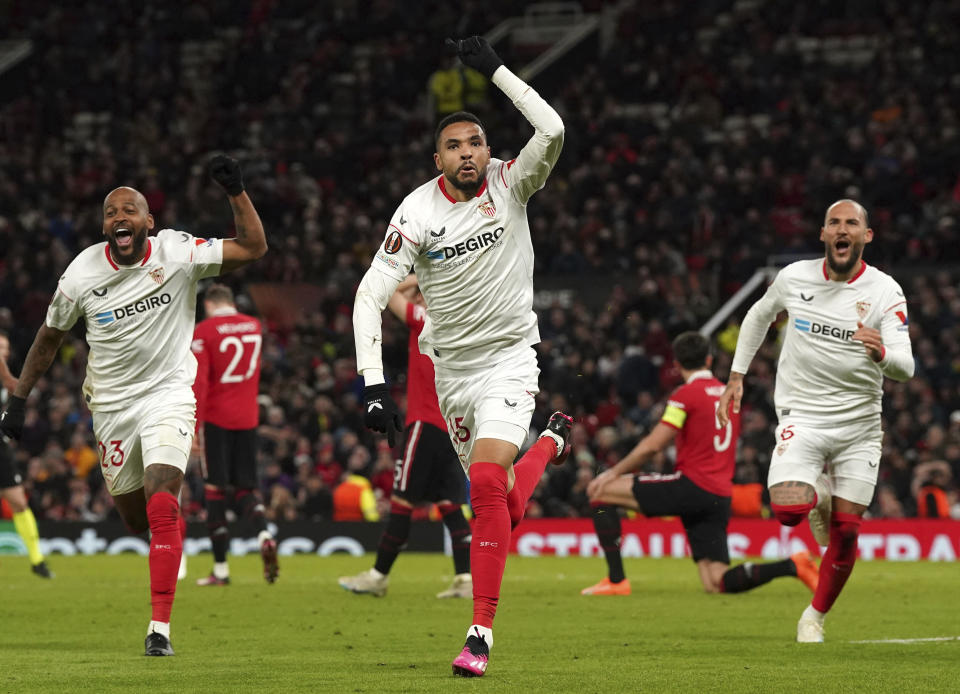 Youssef En-Nesyri (centro) celebra el autogol que le dio al Sevilla el empate 2-2 contra el Manchester United en los cuartos de final de la Liga Europa, el jueves 13 de abril de 2023. (Nick Potts/PA vía AP)
