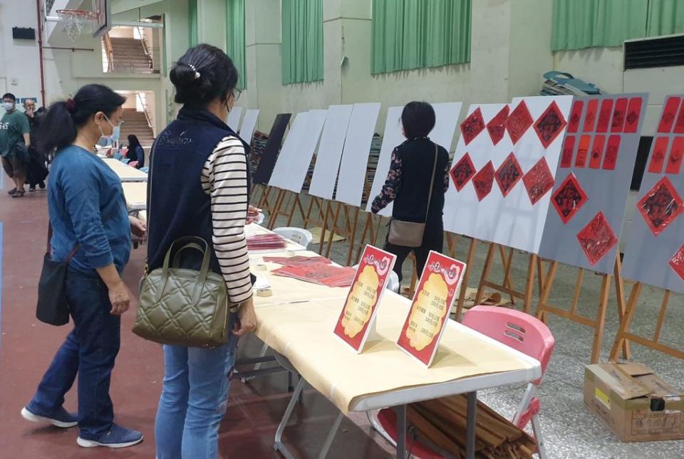 後壁高中「藝術市集」版畫春聯，吸引民眾駐足參觀。（校方提供）