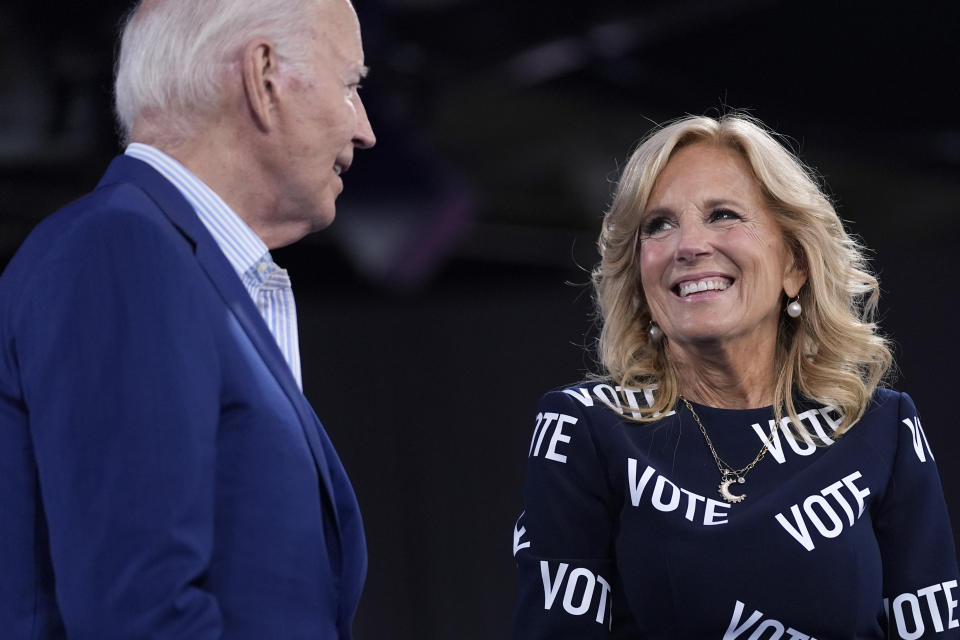 Der US-Präident Joe Biden und First Lady Jill Biden stehen auf der Bühne bei einer Wahlkampfveranstaltung (Bild: Evan Vucci/AP/dpa)