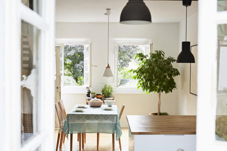 La ventilación: ventanas abiertas, espacios más abiertos, extractores y campanas que funcionen correctamente son parte de la solución temporal a la acumulación de gases que se generan en la cocina. (Getty Creative)