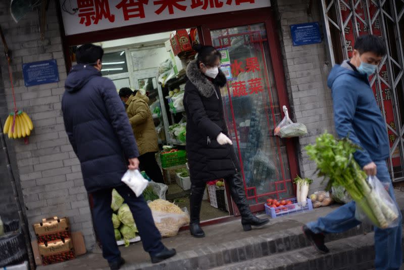 Los residentes compran alimentos en una verdulería en un hutong, mientras el país es golpeado por un brote del nuevo coronavirus, en Pekín, China, el 18 de febrero de 2020