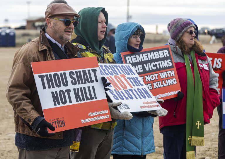 El pastor Duane Anders, de la Catedral de las Montañas Rocosas, y el pastor Buddy Gharring, de Hillview United Methodist, protestan contra la pena de muerte de Thomas Eugene Creech reunidos frente a la Institución de Máxima Seguridad de Idaho en Kuna, Idaho, el miércoles 28 de febrero de 2024. (Sarah A. Miller/Idaho Statesman via AP)