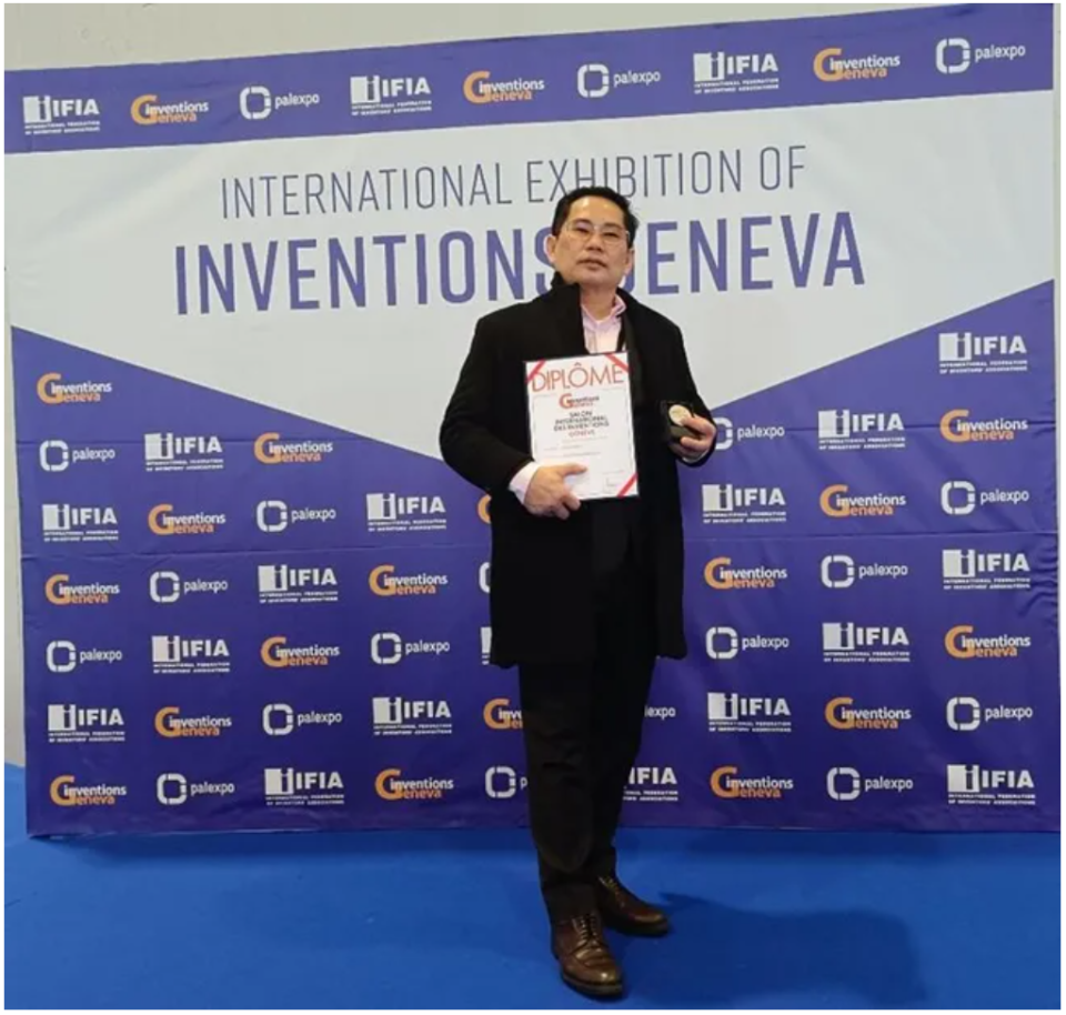 Mr Ian Ong, Executive Director and Chief Executive Officer (CEO) of Samurai 2K Aerosol Limited with the Silver Medal at the International Exhibition of Inventions Geneva