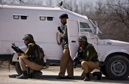 Indian army soldiers take their positions near the site of a gun battle between Indian security forces and militants on the outskirts of Srinagar February 21, 2016. REUTERS/Danish Ismail