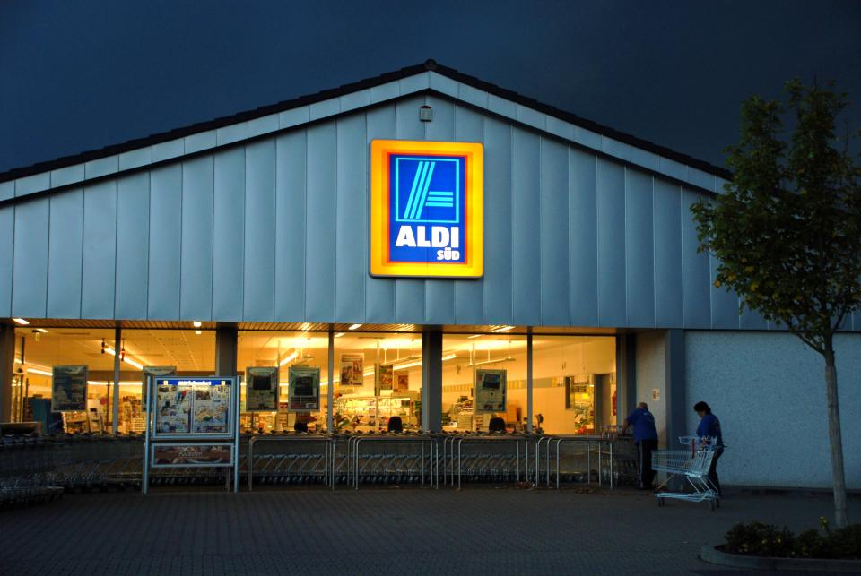 (GERMANY OUT) Filiale vom Lebensmittel - Discounter Aldi Süd in Regensburg  (Photo by Manfred Segerer/ullstein bild via Getty Images)