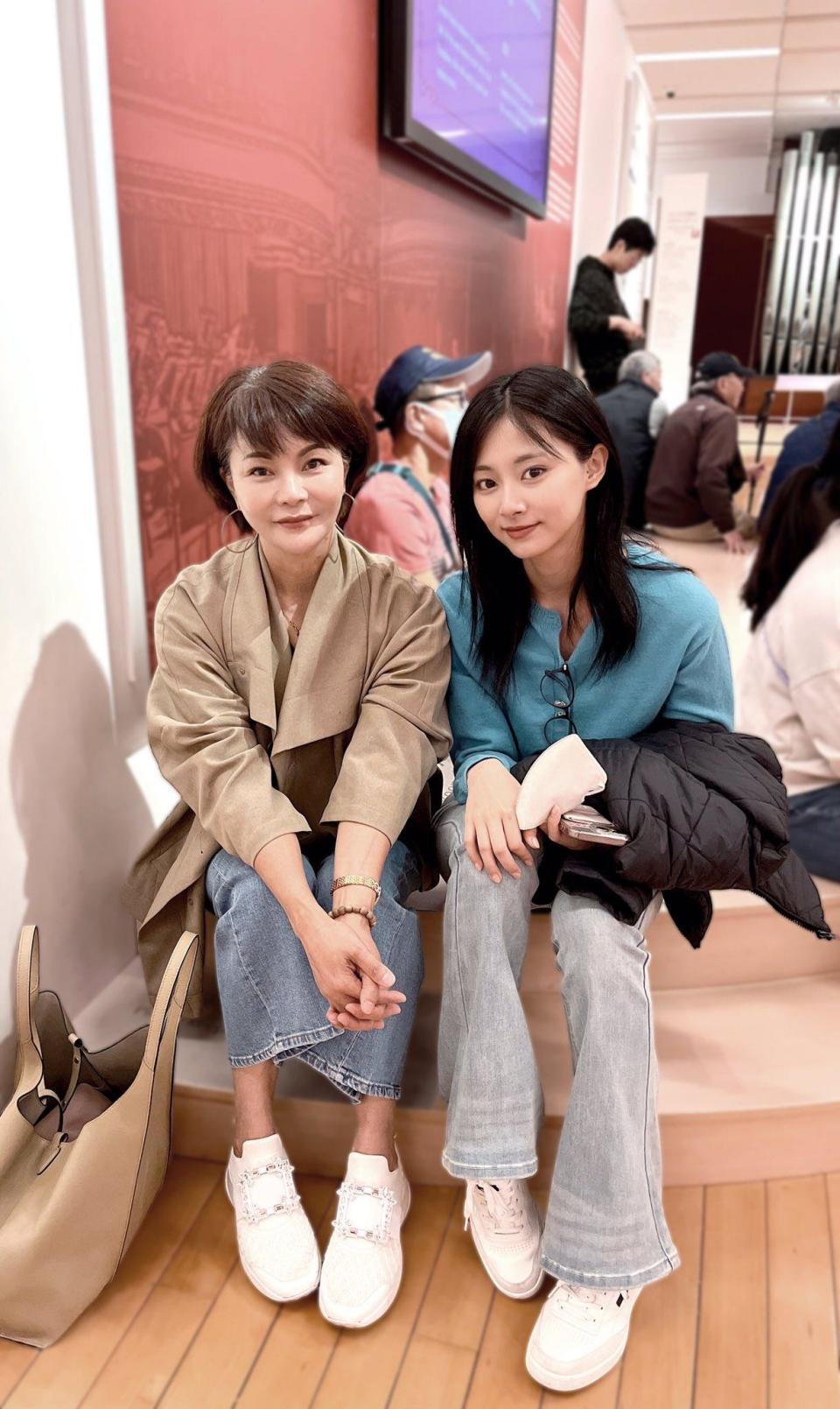 子瑜（右）的媽媽黃燕玲（左）分享了這次帶TWICE團員跟其家人在台灣玩的照片。（圖／翻攝自lydia29022627推特）