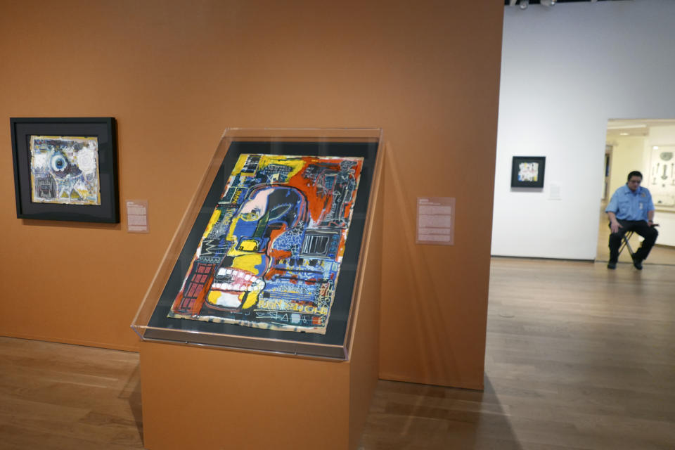 Pinturas atribuidas a Jean-Michel Basquiat en el Museo de Arte de Orlando el miércoles 1 de junio de 2022, en Orlando, Florida. El viernes 24 de junio el FBI hizo una redada en el museo y confiscó más de 20 supuestas obras de Basquiat por dudas sobre su autenticidad. (Foto AP/John Raoux)