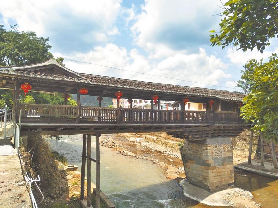 登瀛橋建造於1655年，原名西洋橋，橫跨元當溪，橋名寓意心寬如大海。（楊明攝）