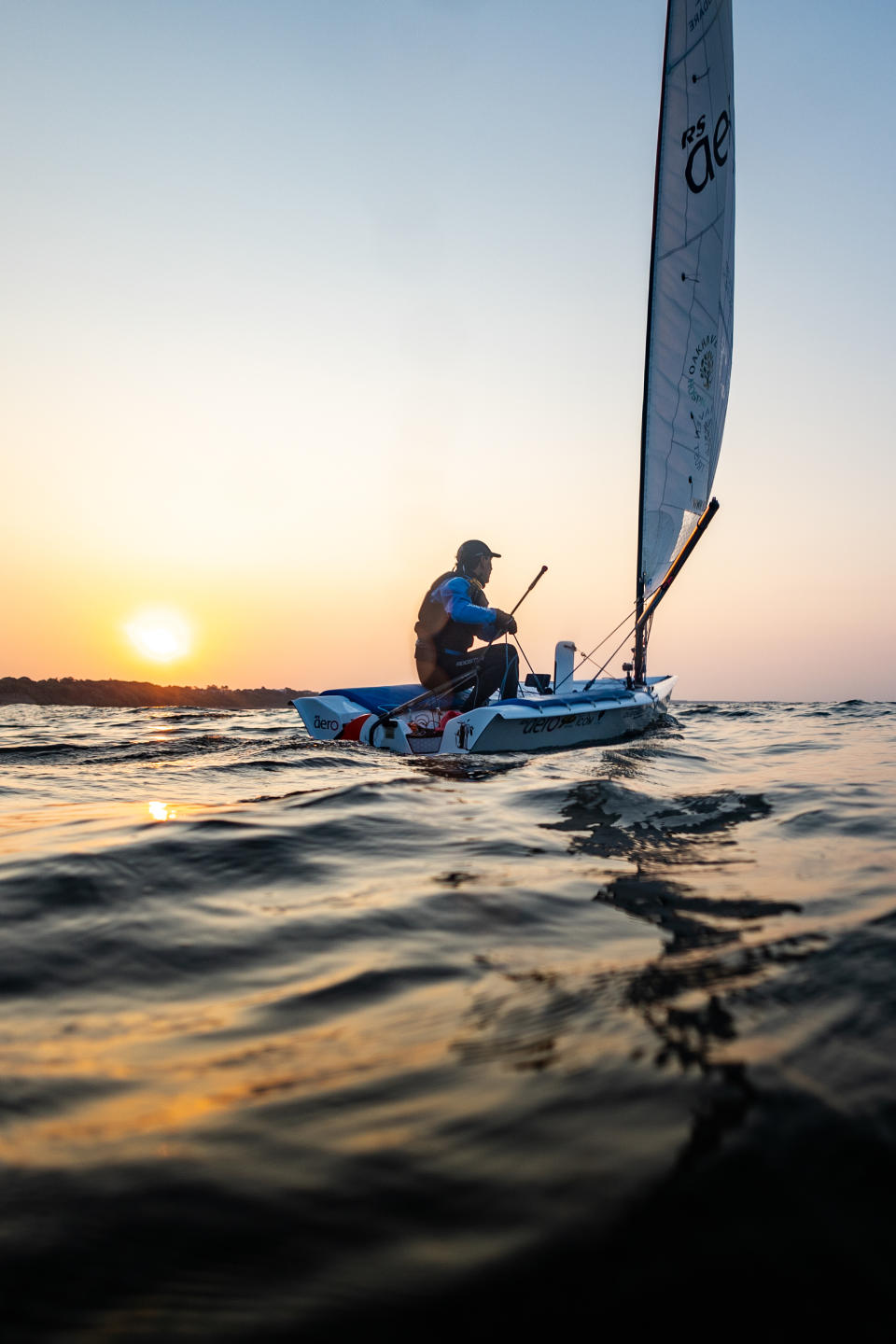 Ken Fowler in seiner Segeljolle RS Aero