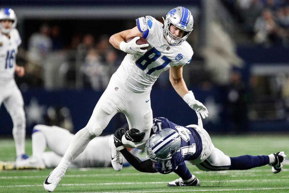 Lions tight end Sam LaPorta runs against Cowboys safety Markquese Bell during the second half of the Lions' 20-19 loss at AT&T Stadium in Arlington, Texas on Saturday, Dec. 30, 2023.
