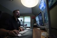 Korey Rowe edita video en su oficina de producción en su casa de Oneonta, Nueva York, el jueves 12 de agosto de 2021. (AP Foto/Robert Bumsted)