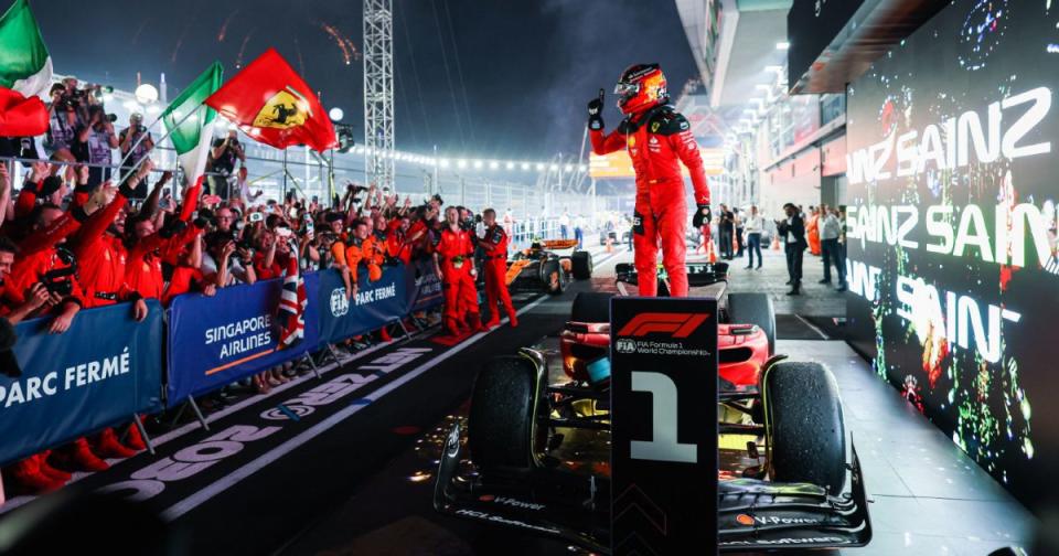 Ferraris Carlos Sainz firar segern i Singapores Grand Prix.  Fotokredit: Alamy