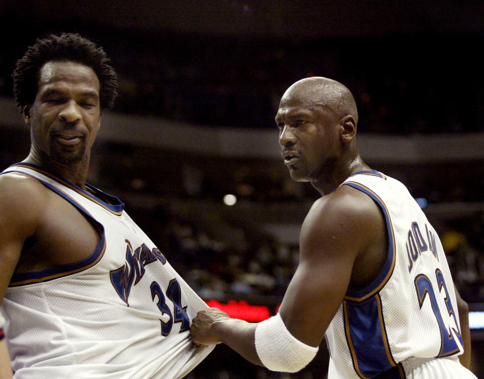 FECHA:12/03/02 FOTO DE : JOEL RICHARDSON;  LOS WASHINGTON WIZARDS DERROTARON A LOS  MILWAUKEE BUCKS 103-78; MICHAEL JORDAN DETIENE A CHARLES OAKLEY DE METERSE EN UN ARGUMENTO.  (Foto del The Washington Post via Getty Images)