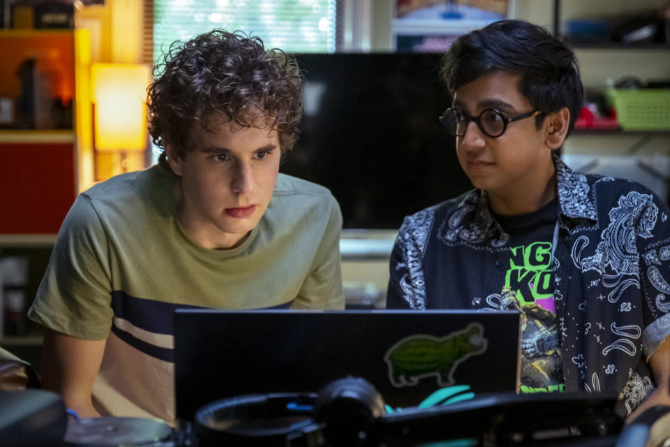 En esta imagen difundida por Universal Pictures, Ben Platt, a la izquierda, y Nik Dodani en una escena de "Dear Evan Hansen". (Erika Doss/Universal Pictures via AP)