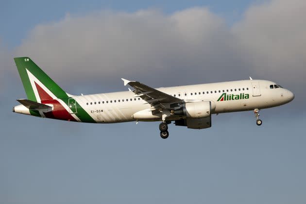 ROME, ITALY - 2021/07/04: An Alitalia, Airbus, 320 landing at Rome Fiumicino airport. (Photo by Fabrizio Gandolfo/SOPA Images/LightRocket via Getty Images) (Photo: SOPA Images via Getty Images)