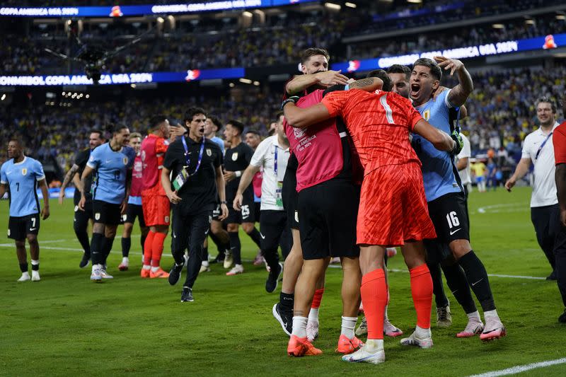 Jugadores de Uruguay celebran su pase a la semifinal de la Copa América tras eliminar a Brasil en penales