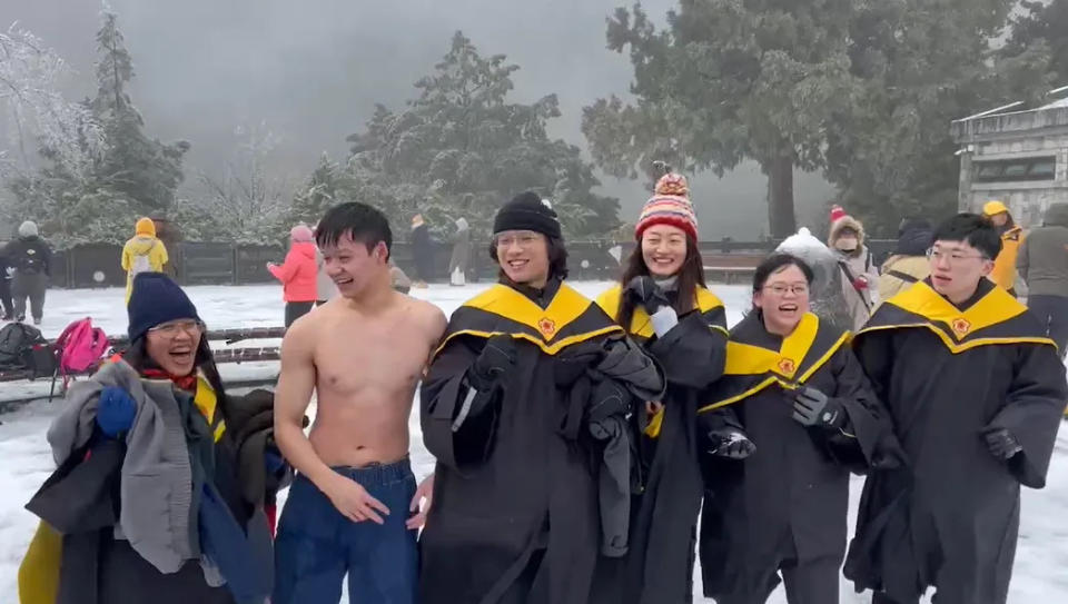 <strong>大學生穿上畢業袍衝太平山追雪。（圖／中天新聞）</strong>