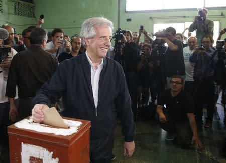Uruguayan presidential candidate for the ruling Frente Amplio party Tabare Vasquez casts his vote in a polling station in Montevideo, October 26, 2014. REUTERS/Andres Stapff