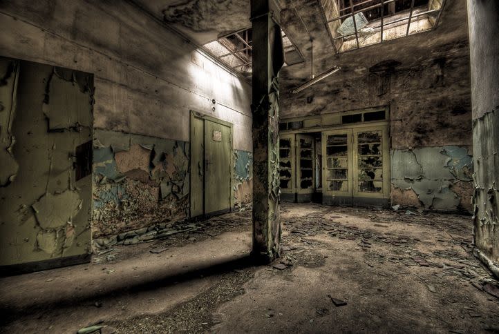 30 Photos of Abandoned Hospitals That'll Send Chills Down Your Spine