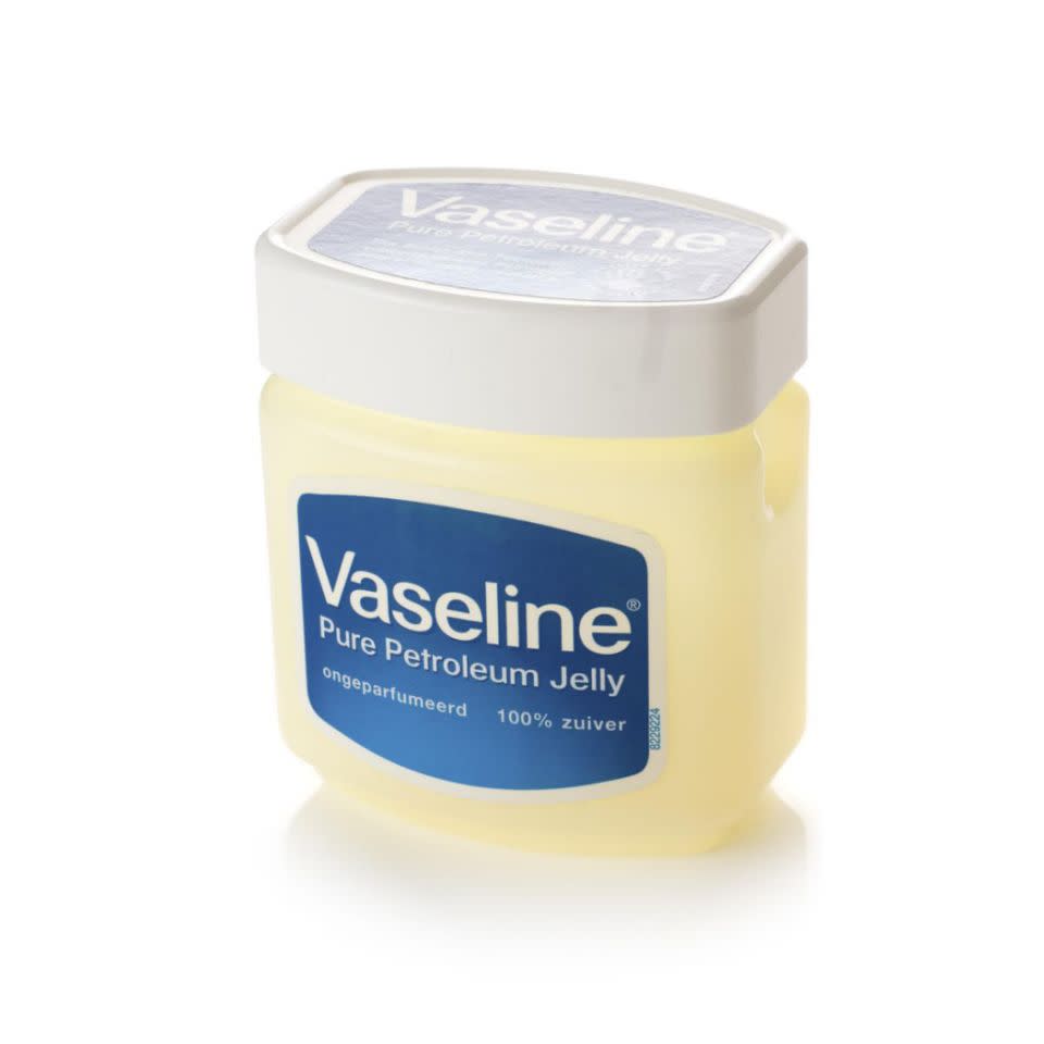 Die Idee ist, das Gesicht dick mit Vaseline einzuschmieren, bevor man ins Bett geht. Bild: Getty