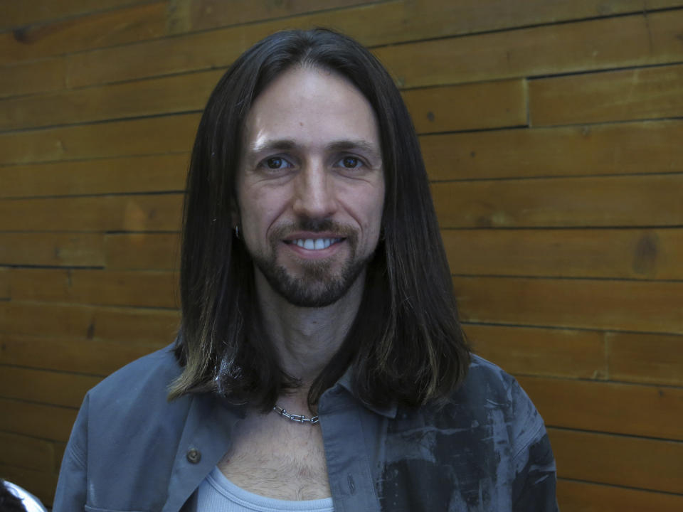 El cantautor colombiano Esteman posa para un retrato durante una entrevista en la Ciudad de México el 21 de mayo de 2024. (Foto AP/Berenice Bautista)