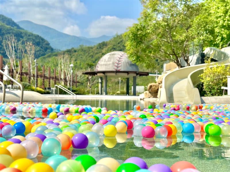 台東紅葉谷綠能溫泉園區於暑假每週末辦理彩色波波球派對。（圖／飯店旅宿業者提供）
