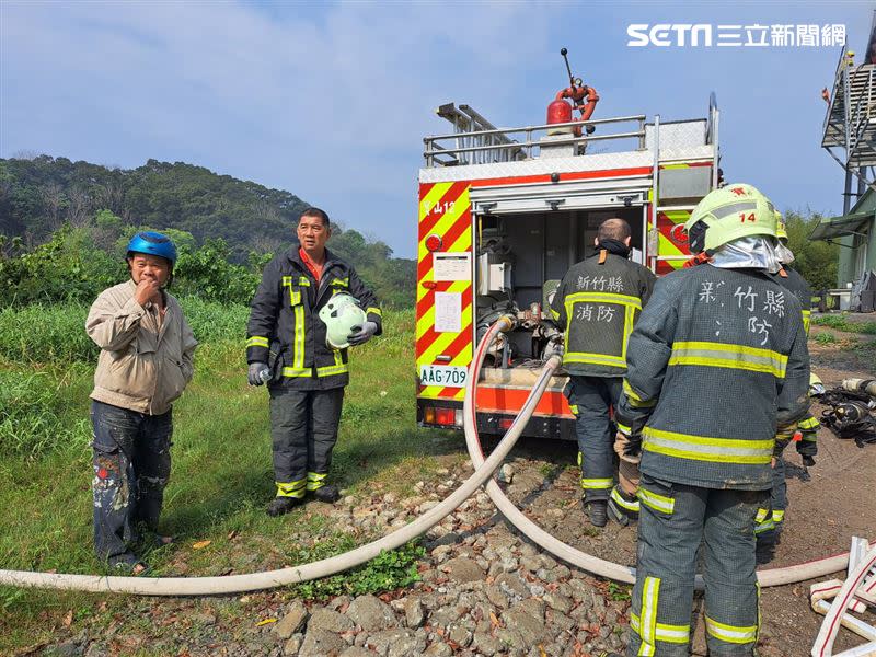 新竹縣寶山鄉鴿舍起火燃燒，造成38隻賽鴿全被燒死。（圖／翻攝畫面）