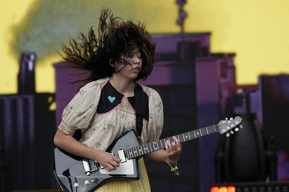 Lucia de la Garza de The Linda Lindas durante su concierto en el festival Corona Capital en la Ciudad de México el domingo 20 de noviembre de 2022. (Foto AP/Eduardo Verdugo)