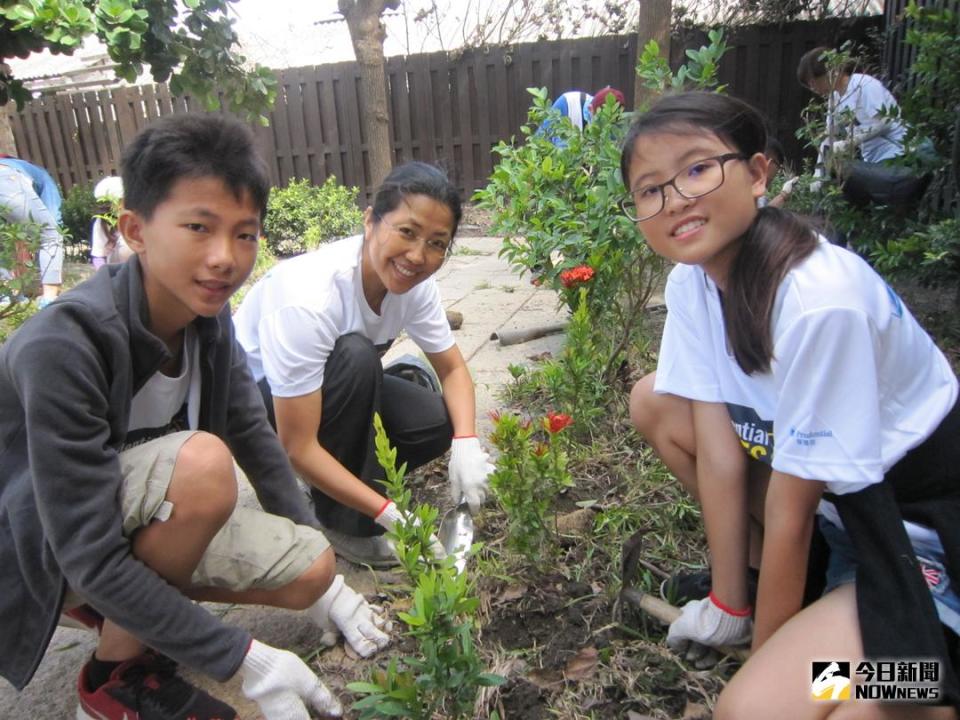 ▲保德信人壽揪團組成志工隊到喜樂保育院，在院區種植天使花、仙丹花、海棠花及台北草，綠化院區環境，更用愛心陪伴喜樂服務對象。（圖／記者陳雅芳攝，2017.10.22）