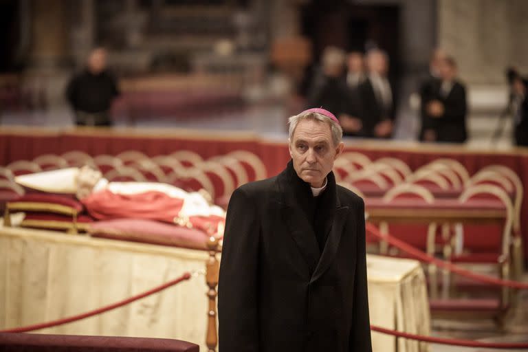 El arzobispo Georg Ganswein, en el funeral de Benedicto XVI, en la Basílica de San Pedro. (Michael Kappeler/DPA)