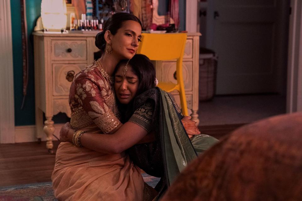 never have i ever l to r poorna jagannathan as nalini vishwakumar, maitreyi ramakrishnan as devi in episode 410 of never have i ever cr jessica brooksnetflix © 2023