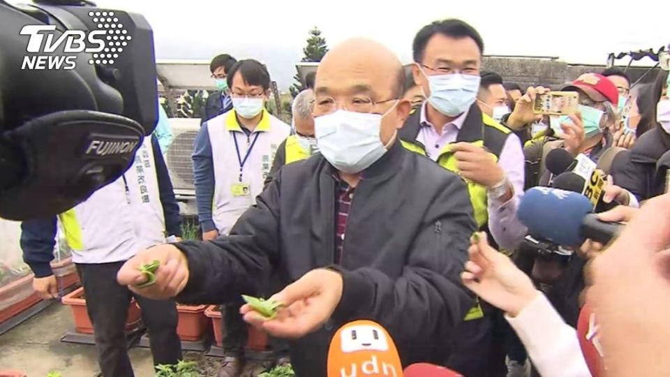 蘇貞昌視察時笑稱聞不到九層塔就是新冠肺炎。（圖／TVBS）