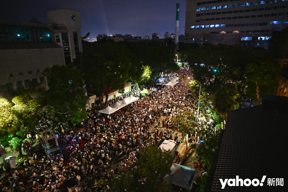 人潮在入夜後繼續蔓延立法院外