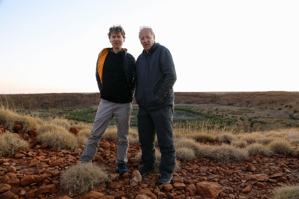 En esta imagen proporcionada por Apple los cineastas Clive Oppenheimer, izquierda, y Werner Herzog del documental "Fireball: Visitors From Darker Worlds" sobre meteoritos y cometas que se estrena por Apple TV+ el 13 de noviembre. (Apple via AP)