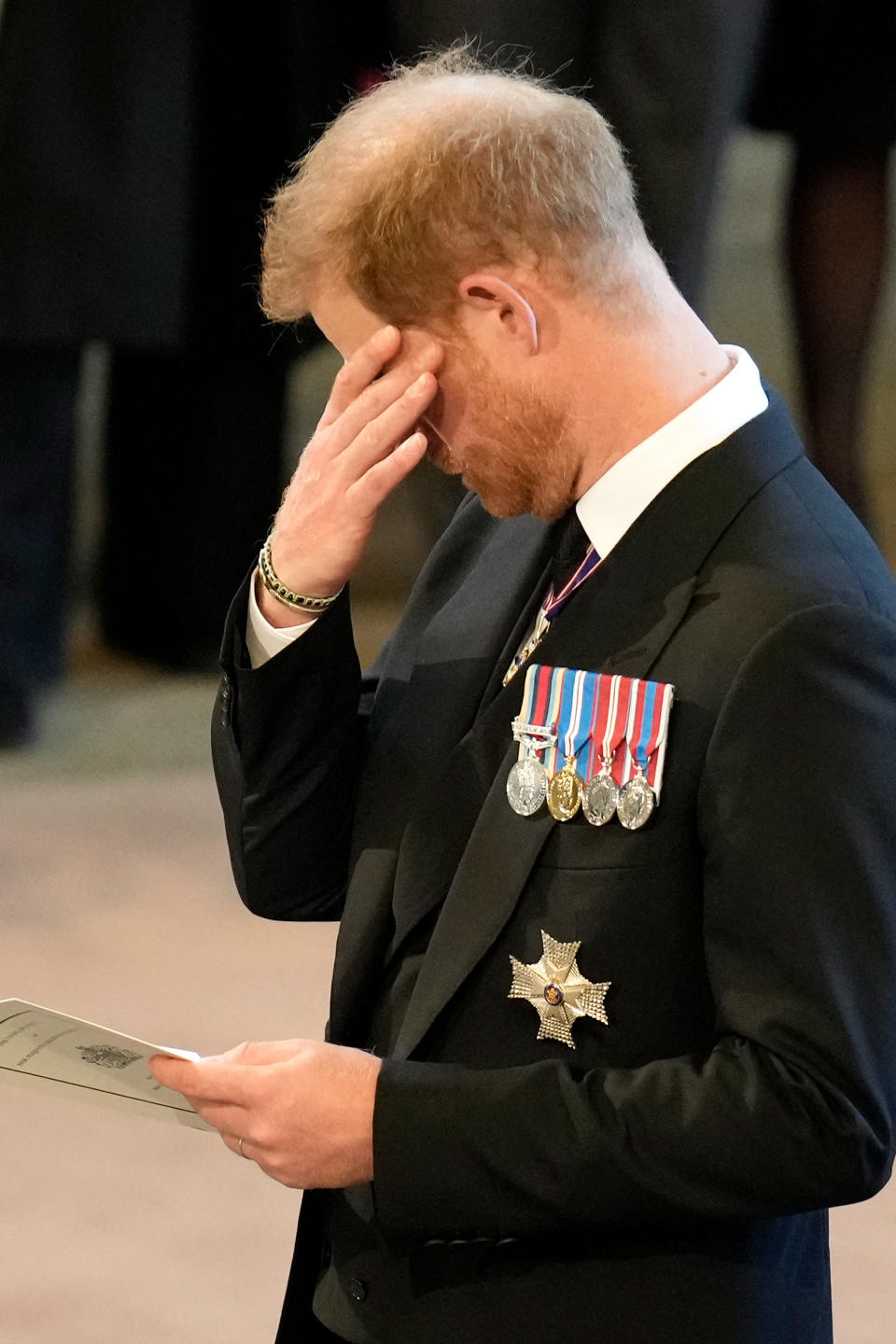 El príncipe no pudo evitar las lágrimas durante la procesión de la reina hacia Westminster Hall en la Cámara del Parlamento, donde su ataúd permanecerá para homenajes de cuerpo presente hasta su funeral el lunes 19 de septiembre. (Photo by Christopher Furlong / POOL / AFP) (Photo by CHRISTOPHER FURLONG/POOL/AFP via Getty Images)