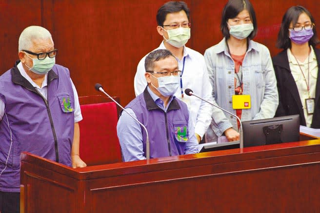 台北市政府前市政顧問劉嘉仁（左二）前年捲入騷擾案，回鍋北市聯合醫院後，沉潛1年又升官擔任總院長黃勝堅（左）特助，柯市府遭批衍生「卡位亂象」。（黃婉婷攝）