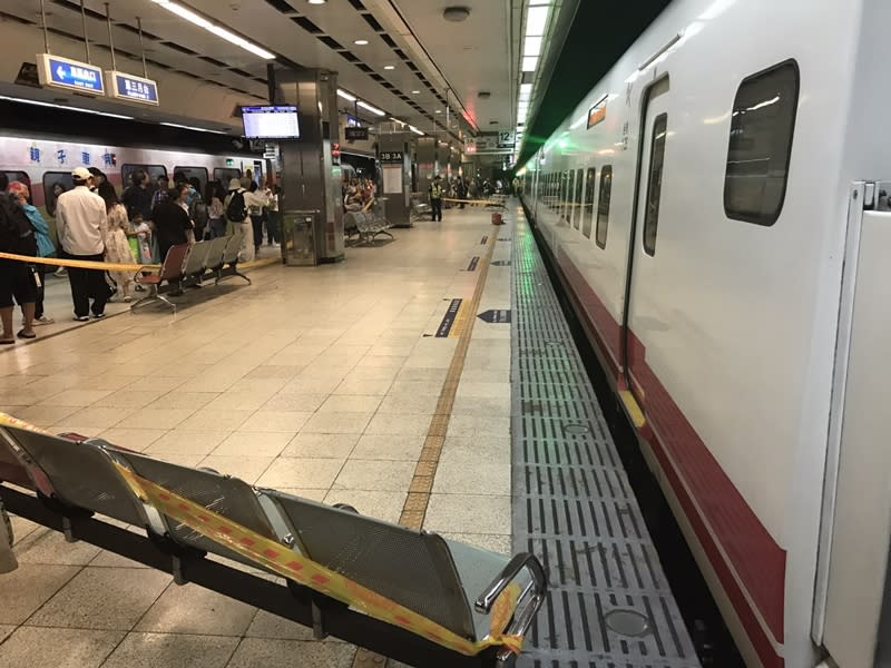 台北車站18日下午驚傳落軌意外，一名男性民眾不明原因落軌後遭台鐵273次列車撞擊，並卡於車下，北市警消獲報後立即趕往現場處理。（民眾提供）
