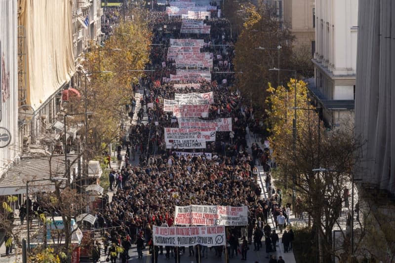 Students and other demonstrators protest against the conservative Greek government's plans to legalize private universities. Socrates Baltagiannis/dpa