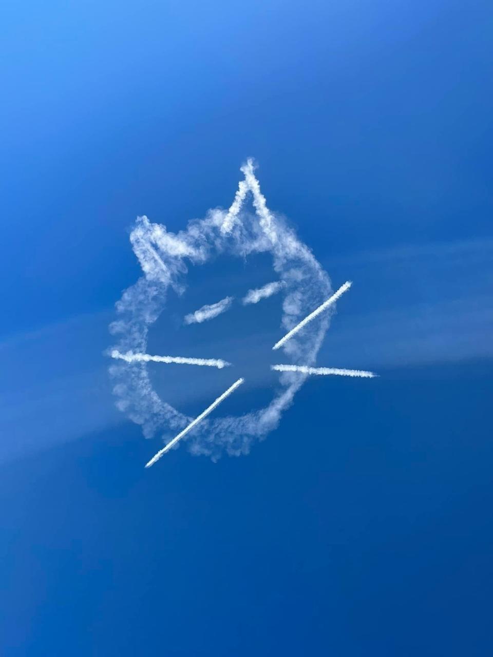 A pilot at EAA drew a cat with contrails in the air after word got around of a stowaway cat who snuck onto her family's camper in Maine.